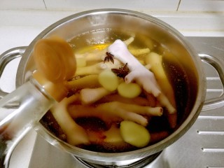 5、韩式辣酱鸡爪,再加入适量生抽。