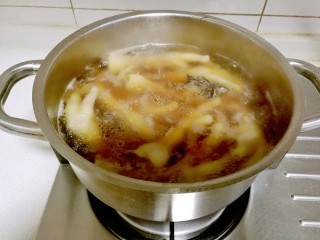 6、韩式辣酱鸡爪,大火烧开后转中小火烧20分钟。