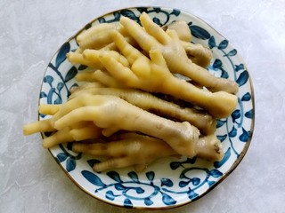 7、韩式辣酱鸡爪,然后将鸡爪捞出。