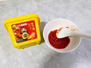 8、韩式辣酱鸡爪,取一个碗，加入二勺韩式辣酱。