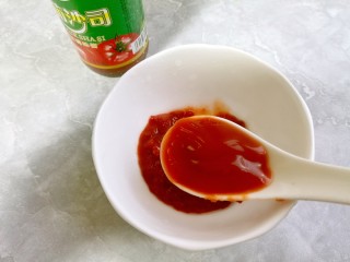 9、韩式辣酱鸡爪,加入一勺番茄酱。