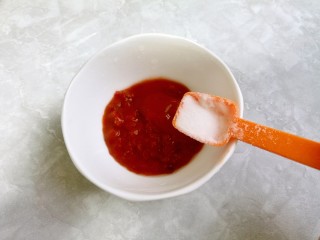 10、韩式辣酱鸡爪,加入适量的盐。