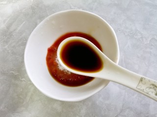 12、韩式辣酱鸡爪,再加入一勺子生抽。