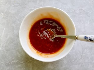 13、韩式辣酱鸡爪,用勺子搅拌均匀备用。