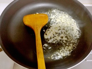 14、韩式辣酱鸡爪,锅中放油烧热，放入蒜未爆香。