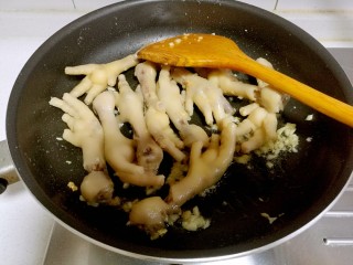 15、韩式辣酱鸡爪,加入鸡爪翻炒。