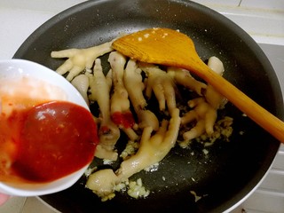16、韩式辣酱鸡爪,加入调好的酱汁。