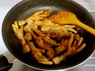 17、韩式辣酱鸡爪,用锅铲翻炒均匀。