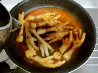 18、韩式辣酱鸡爪,加适量的清水。