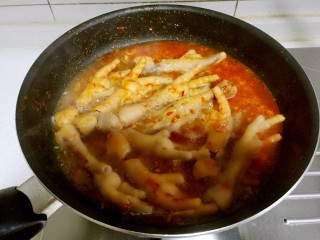 19、韩式辣酱鸡爪,用大火烧开，再转中火收汁。