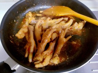20、韩式辣酱鸡爪,收汁到自己满意的程度。