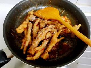 21、韩式辣酱鸡爪,最后洒上熟白芝麻即出可锅。