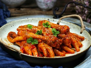 22、韩式辣酱鸡爪,然后盛盘，放入薄荷叶点缀一下。