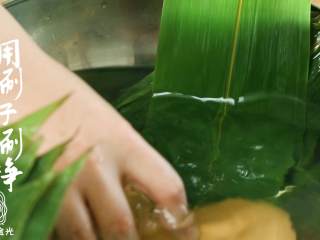 2、12m+端午节红枣粽子,用小刷子将粽叶刷洗干净，然后一直在水里泡着~