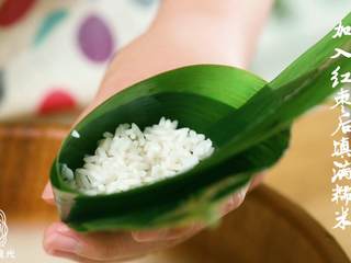 3、12m+端午节红枣粽子,往卷好的粽叶中依次填入糯米、红枣、糯米、红枣、糯米~