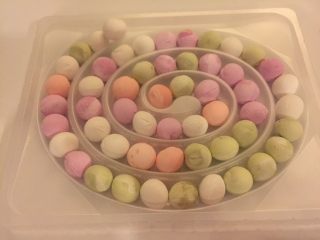 3、玫瑰蛋花炫彩小汤圆,剪开外包装漂亮的小汤圆。