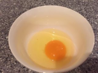 5、玫瑰蛋花炫彩小汤圆,打开放入碗中。