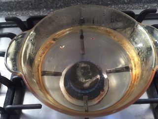 6、玫瑰蛋花炫彩小汤圆,开火烧水煮汤圆。