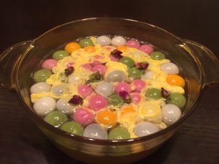 11、玫瑰蛋花炫彩小汤圆,放入锅中六朵玫瑰花。