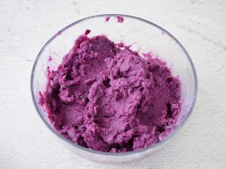 6、紫薯披萨,用料理棒打成细腻的泥状