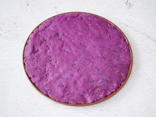 7、紫薯披萨,把紫薯泥均匀的铺上披萨盘上，用勺子压实了