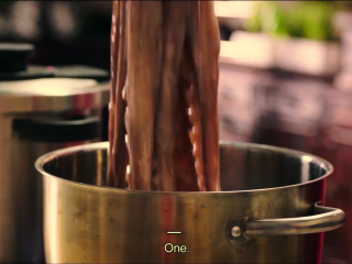 1、章鱼料理,锅里倒水,放大量盐,盖上盖烧开,烧开后,章鱼焯水三次,之后盖上盖子煮50分钟