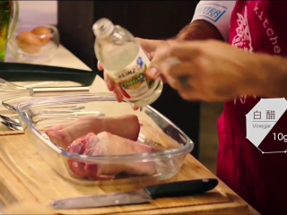 2、章鱼料理,猪脚倒入白醋腌制5分钟