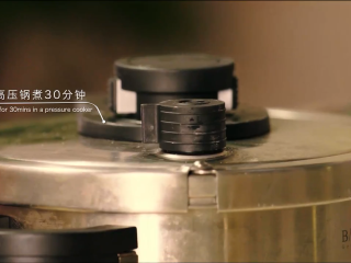 3、章鱼料理,高压锅放入2/3的水,放入一片月桂叶,半个洋葱,半个胡萝卜,放一瓣蒜,盐和黑胡椒,再把猪脚和后腿肉放入锅中,盖上盖子,高压锅煮30分钟