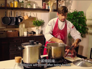 5、章鱼料理,章鱼取出,盖在碗上,保持形状