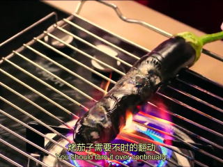 8、章鱼料理,烤茄子,烤至碳化,盖上保鲜膜以保持水分