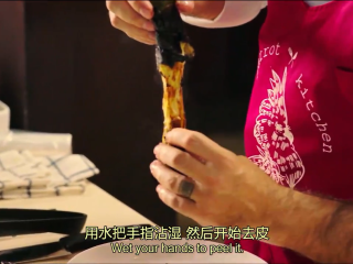 16、章鱼料理,手指沾湿,去除茄子皮,再切成块