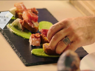 17、章鱼料理,猪排、奶酪、章鱼装盘,再放上伊比利亚火腿和茄子