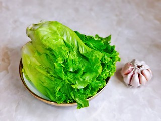 1、蒜蓉生菜,准备食材。