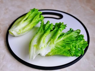 2、蒜蓉生菜,首先处理生菜，一片一片的把生菜叶掰下来。