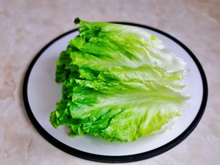 3、蒜蓉生菜,依次掰下来的生菜叶，一定不要偷懒哈，一片一片的掰开，冷水洗干净。