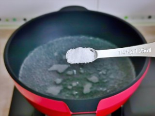 4、蒜蓉生菜,锅中加水烧开，加入2克盐，烧开。