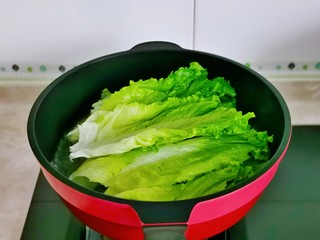 5、蒜蓉生菜,水开后下生菜。