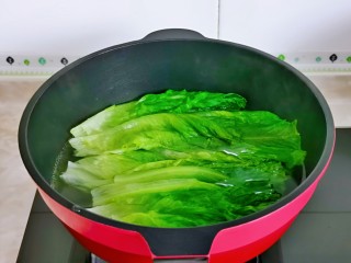 6、蒜蓉生菜,大火30秒关火捞出。