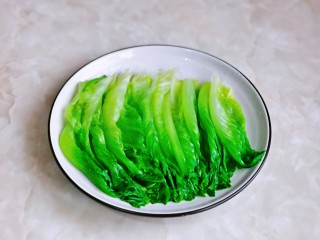 7、蒜蓉生菜,捞出后淋干水分摆盘。