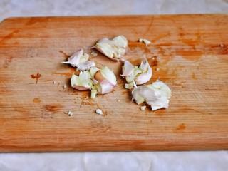 8、蒜蓉生菜,大蒜去皮的最快方式，用刀身拍它，这样蒜皮自然脱下来。