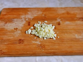 9、蒜蓉生菜,再切成蒜末。