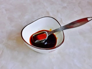 11、蒜蓉生菜,再加入1勺生抽，3勺水搅拌均匀。