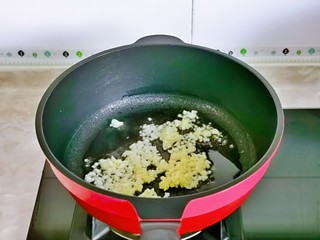 12、蒜蓉生菜,起油锅加入蒜末炒香。