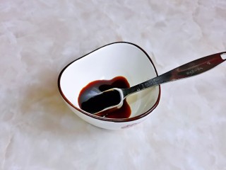 10、蒜蓉生菜,取一小碗，加入2勺蚝油。