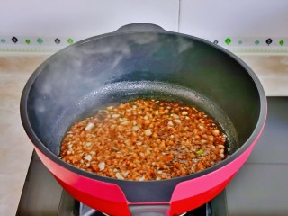 13、蒜蓉生菜,再倒入酱汁，翻炒均匀即可关火。