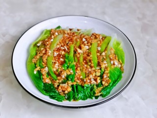 14、蒜蓉生菜,把蒜蓉酱淋在生菜上即可。