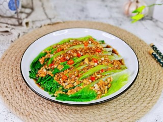 15、蒜蓉生菜,撒上切好的红辣椒，简单快手家常菜。