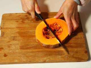 3、南瓜豆沙糯米卷,将南瓜对半切开，去掉外皮