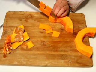 5、南瓜豆沙糯米卷,将南瓜切成薄片