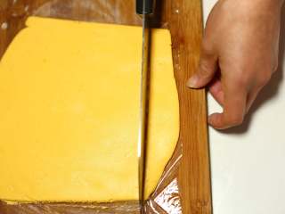 10、南瓜豆沙糯米卷,用刀切掉边皮，让面皮更规则